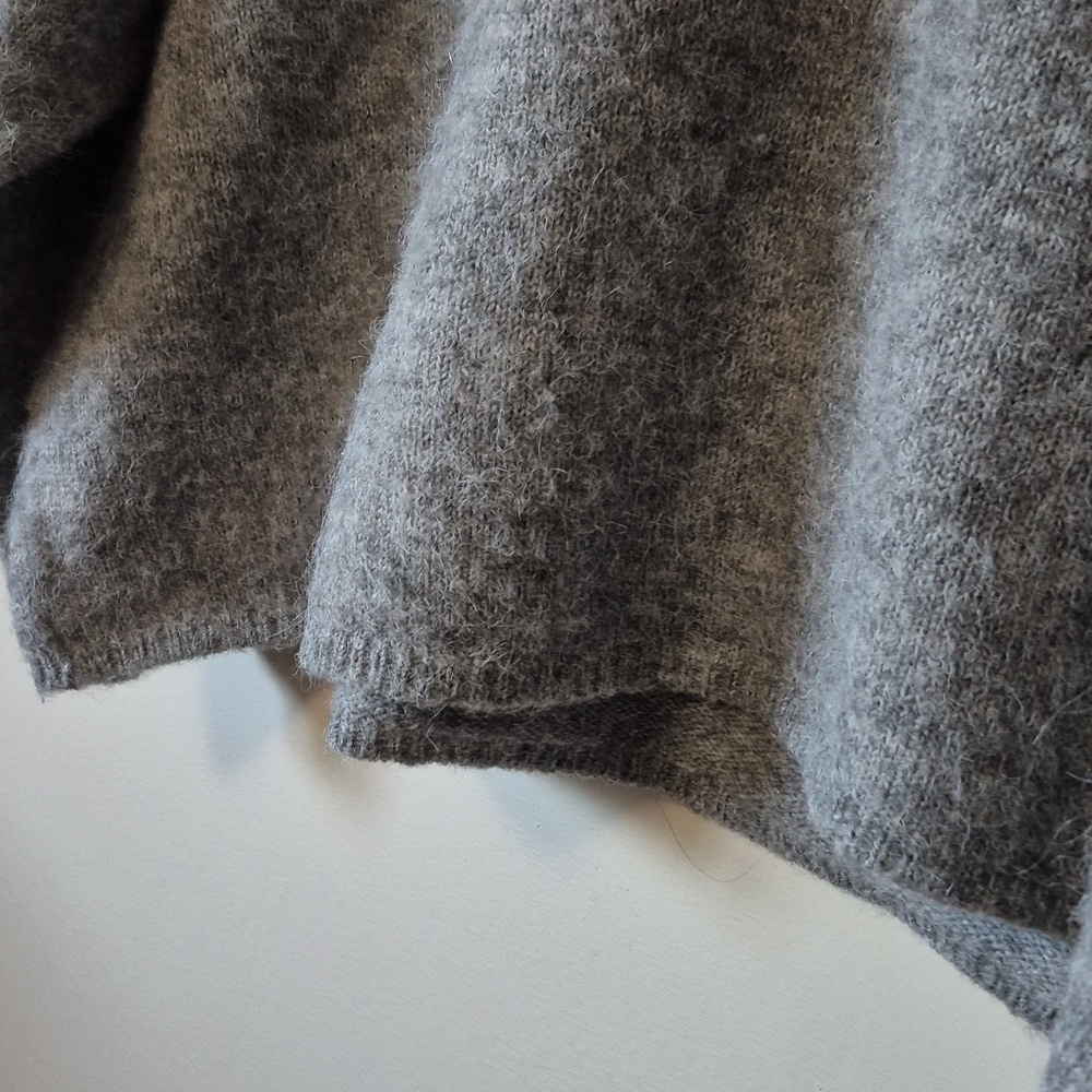 Pieces Women's Cozy Wool Blend Gray Oversized Slouchy V-Neck Sweater, Size XL - Picture 4 of 8
